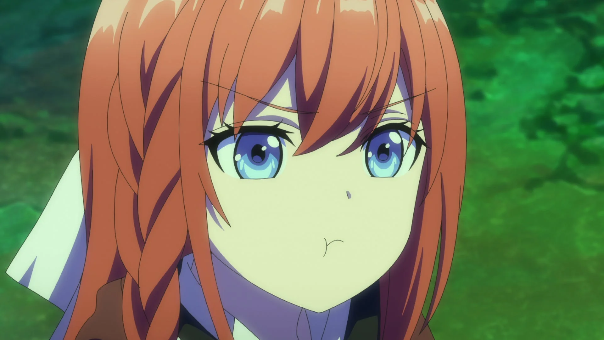 赤い髪と青い瞳を持つアニメの女の子が、頬を膨らませて少し不機嫌そうな表情をしています。背景は緑のぼかしです。