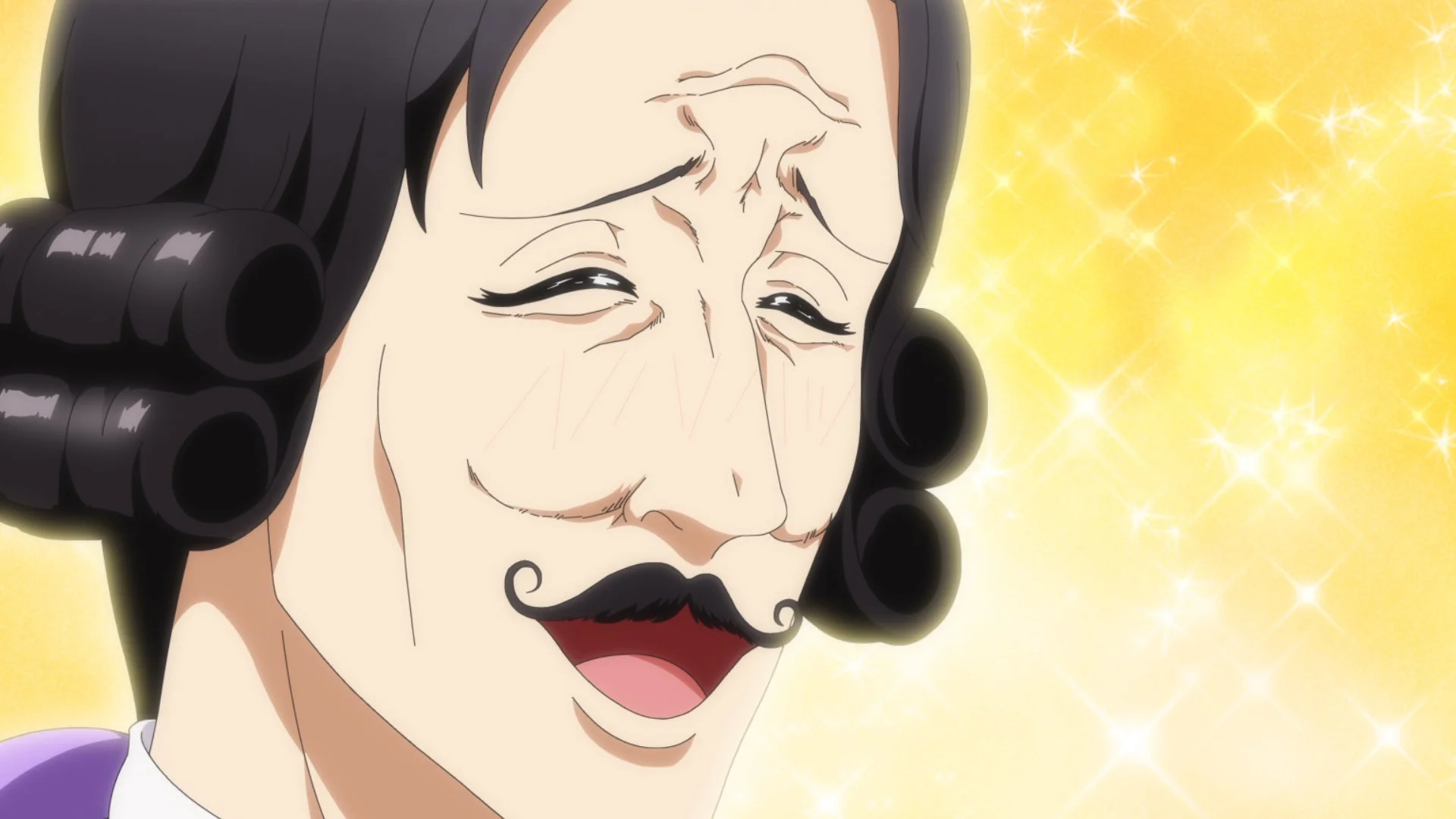 貴族風の髪型と口ひげを持つアニメキャラクターが、目を閉じて満面の笑みを浮かべている。背景は黄色く輝き、喜びや幸福感が伝わる表情である。