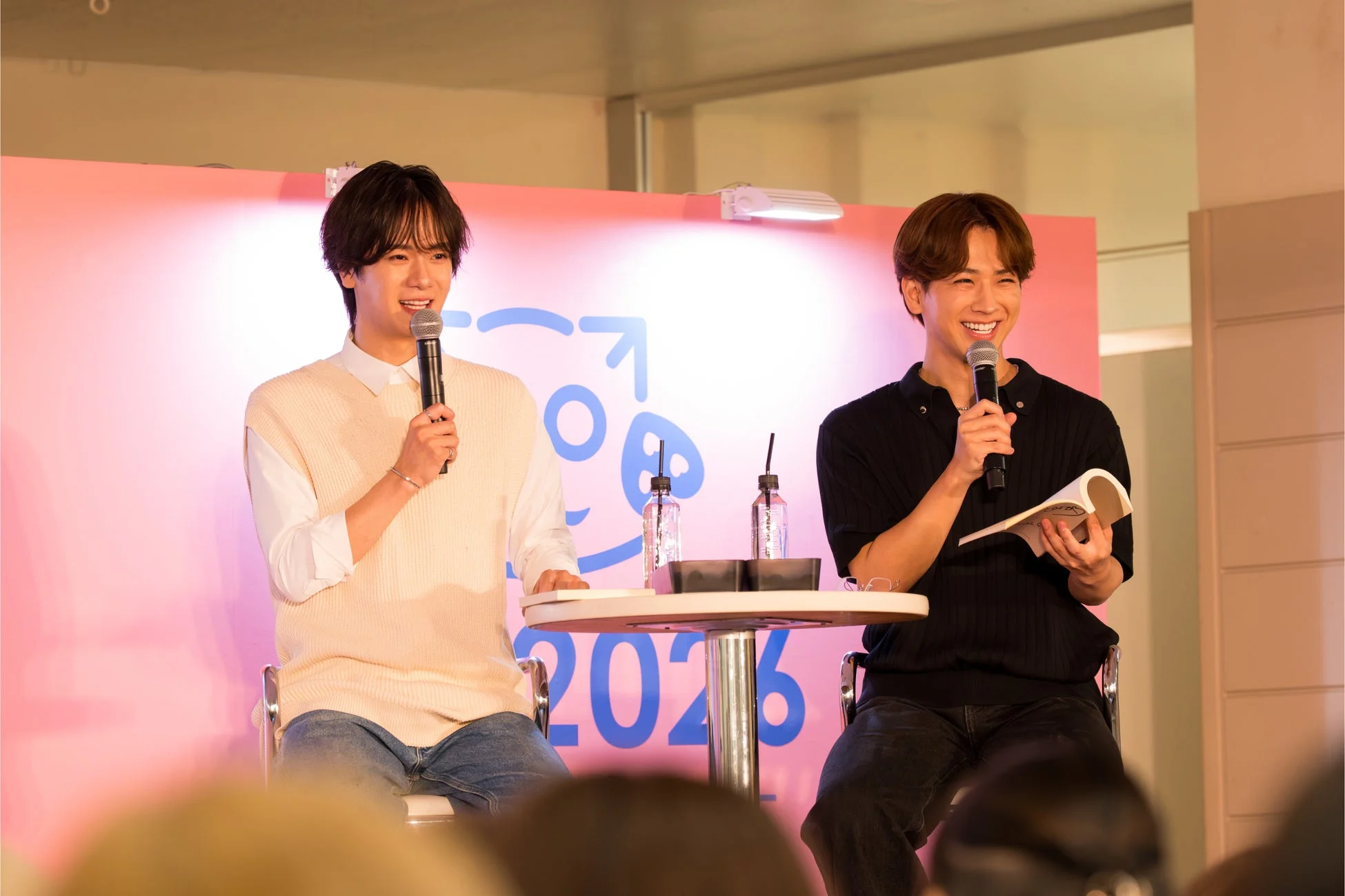 笑顔で座ってトークする堀海登さんと佐藤友祐さん