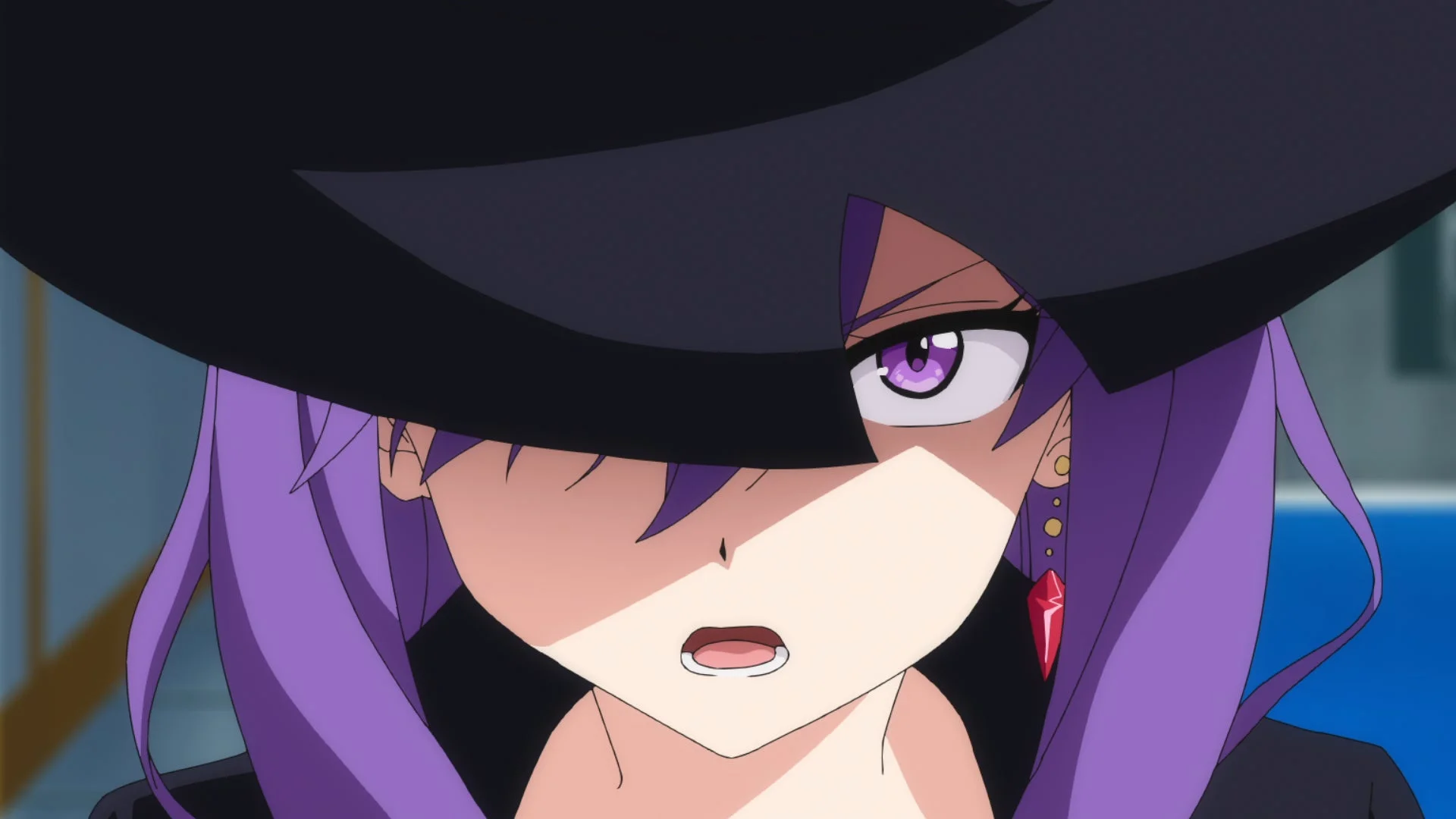 黒い大きな帽子をかぶった紫髪のアニメ女性キャラクターの顔のアップ。帽子が顔に影を落とし、片目だけが覗いている。驚いたような表情で口を開けており、赤い宝石のイヤリングが印象的です。