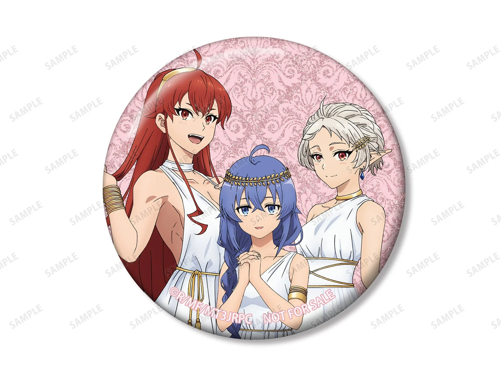 アニメスタイルの3人の女性キャラクターが白いギリシャ風の衣装を身につけている缶バッジです。背景はピンクのダマスク柄で、キャラクターたちはそれぞれ異なる髪色と特徴を持っています。