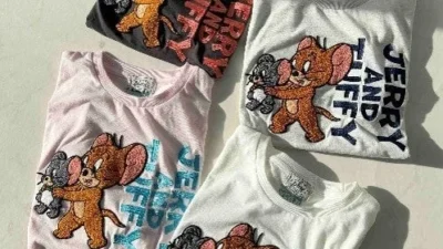 AS KNOW AS plus Unveils Adorable ‘Tom and Jerry’ Collaboration T-Shirts, Featuring Fluffy Embroidery and Special Keyholders!