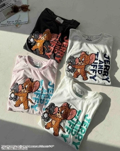 AS KNOW AS plus Unveils Adorable ‘Tom and Jerry’ Collaboration T-Shirts, Featuring Fluffy Embroidery and Special Keyholders!