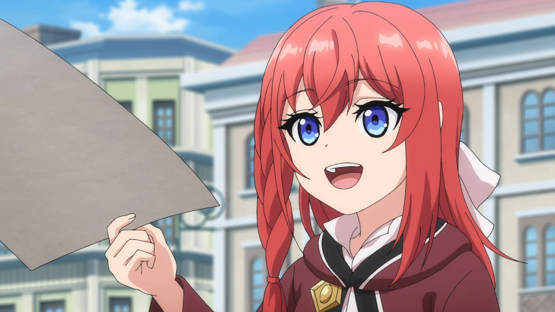 赤い髪と青い目のアニメの少女が、明るい笑顔で白い紙を手にしている。背景にはぼやけた街の建物が見え、開放的な屋外で元気な様子が描かれている。