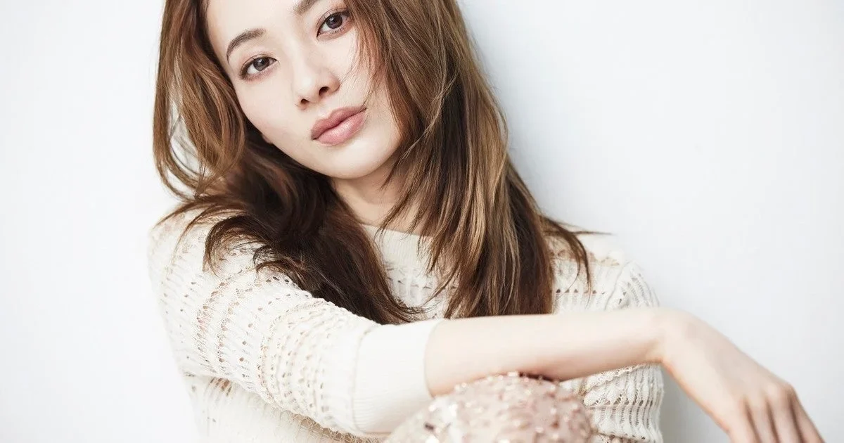 Former Takarazuka Top Musumeyaku Aya Yumeshiro Launches Official Fan Club on Bitfan!