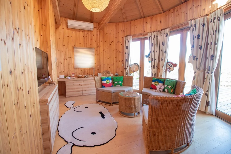 クレヨンしんちゃんのキャラクターグッズで飾られたグランシャリオの部屋