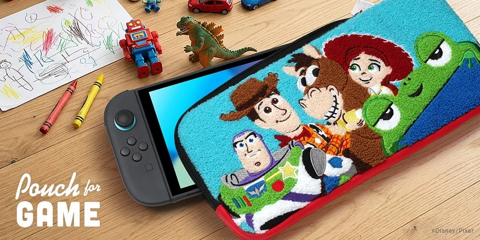Nintendo Switchをトイ・ストーリーのキャラクターがデザインされたポーチに入れている様子。