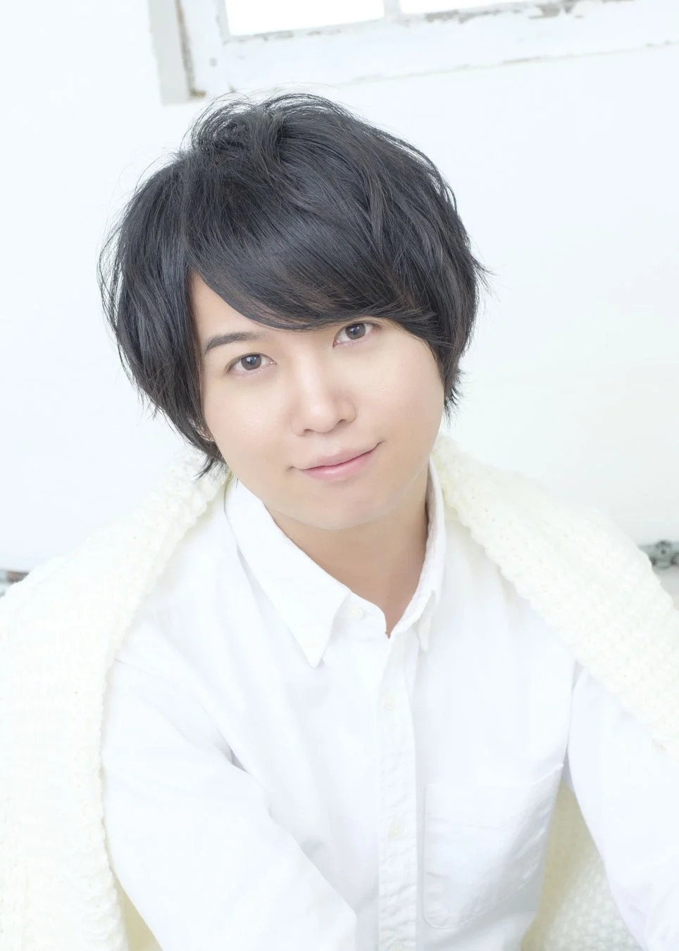 男性,日本人,笑顔,ポートレート,白シャツ,ニット,屋内,爽やか,若い,カメラ目線