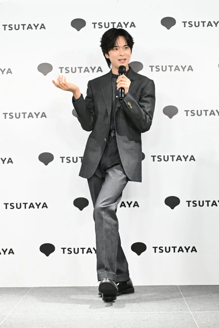 スーツ姿でマイクを持ち、笑顔で話す大友至恩さん