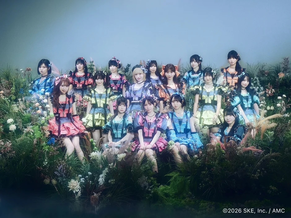 SKE48のメンバーが妖精のようなカラフルな衣装でポーズをとっている集合写真