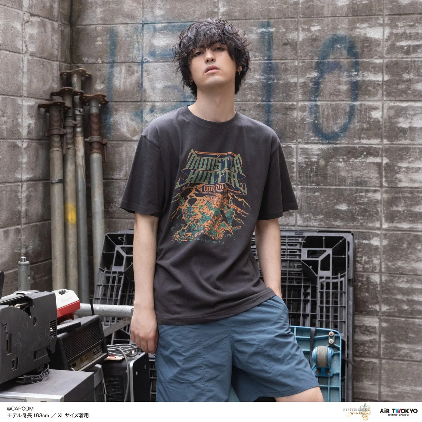 黒いTシャツと青いショートパンツを着用した男性モデル