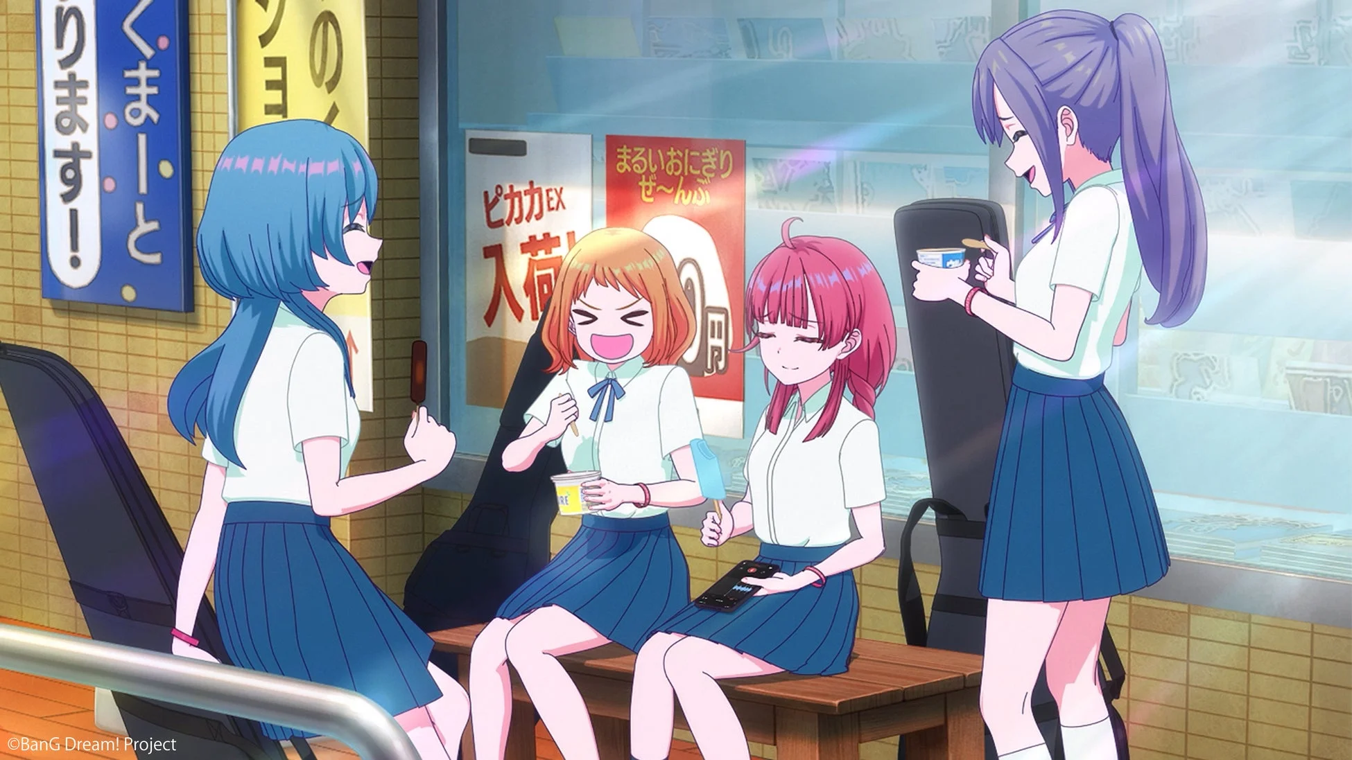 制服姿の女子生徒たちがアイスクリームを食べている場面
