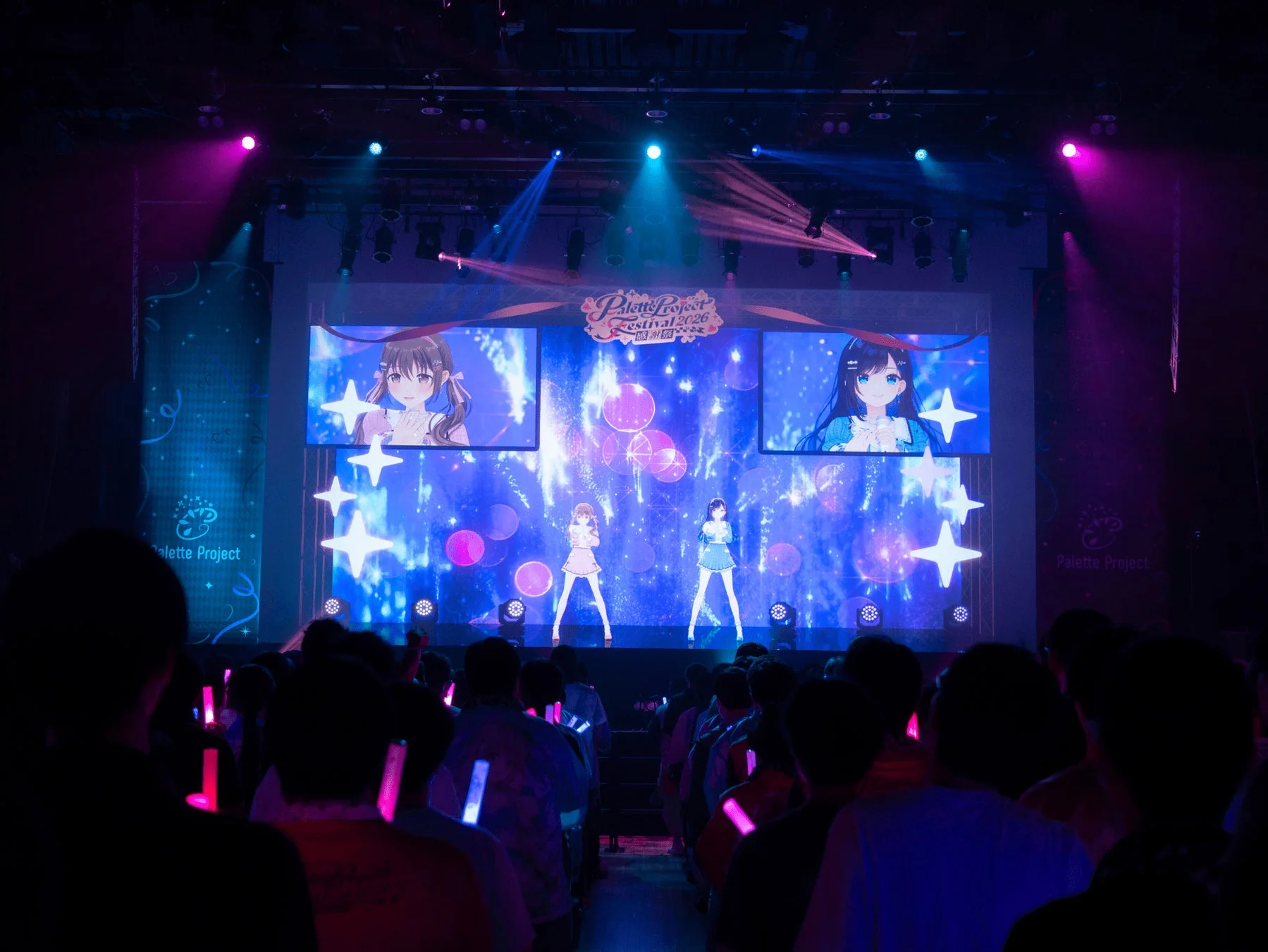 バーチャルライブ、VTuber、アイドル、ステージ、観客、サイリウム、アニメキャラクター、プロジェクションマッピング、イベント、フェスティバル、音楽、パフォーマンス、エンターテイメント、デジタルアート、日本、華やか