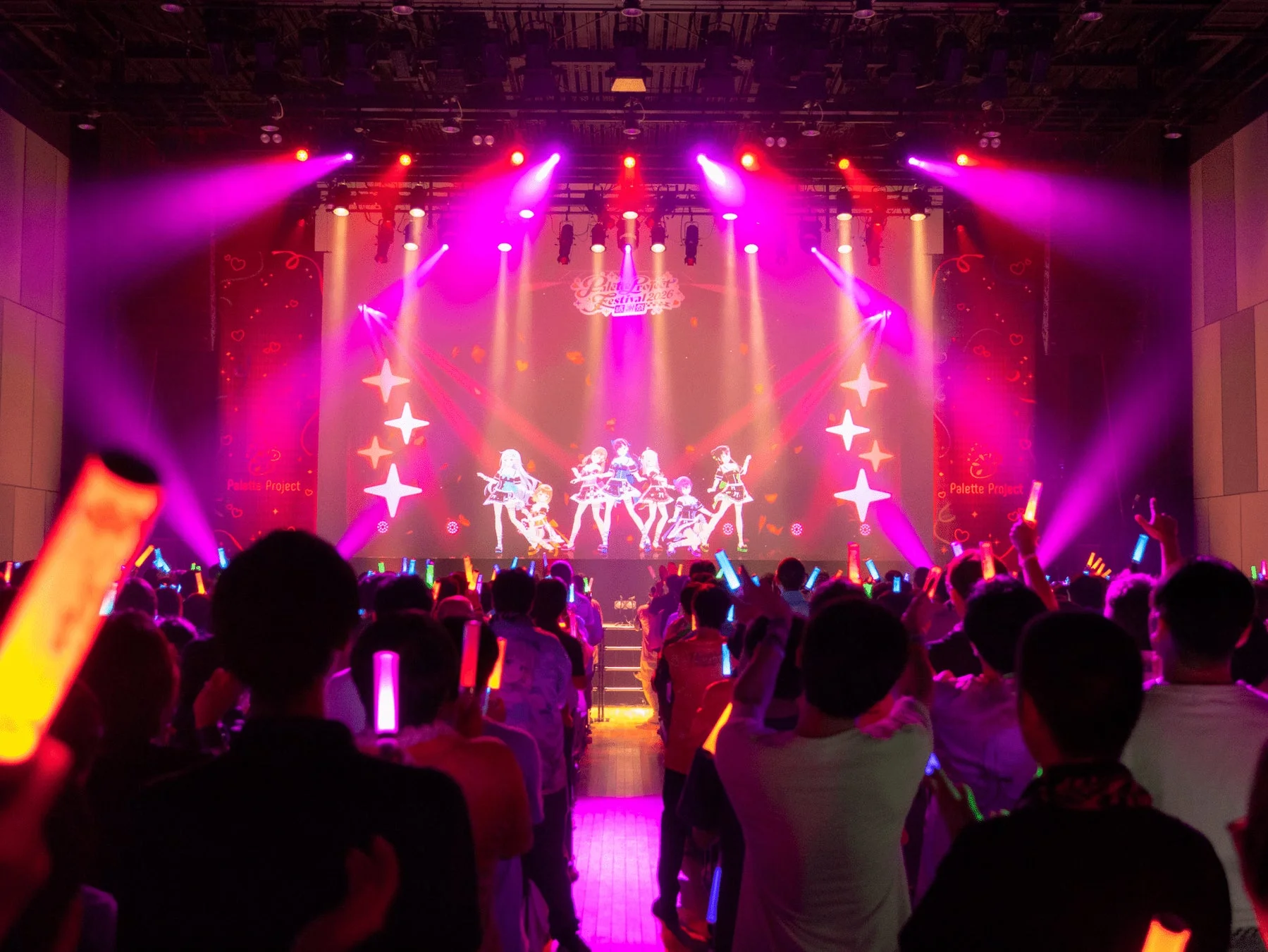 ライブ、コンサート、VTuber、アイドル、ファン、ペンライト、イベント、ステージ、音楽、観客、盛り上がり、バーチャルライブ、Palette Project、フェスティバル