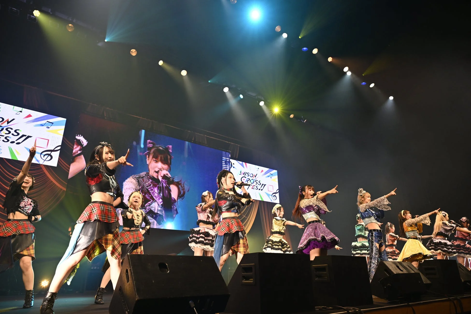 女性アイドルグループのライブパフォーマンス