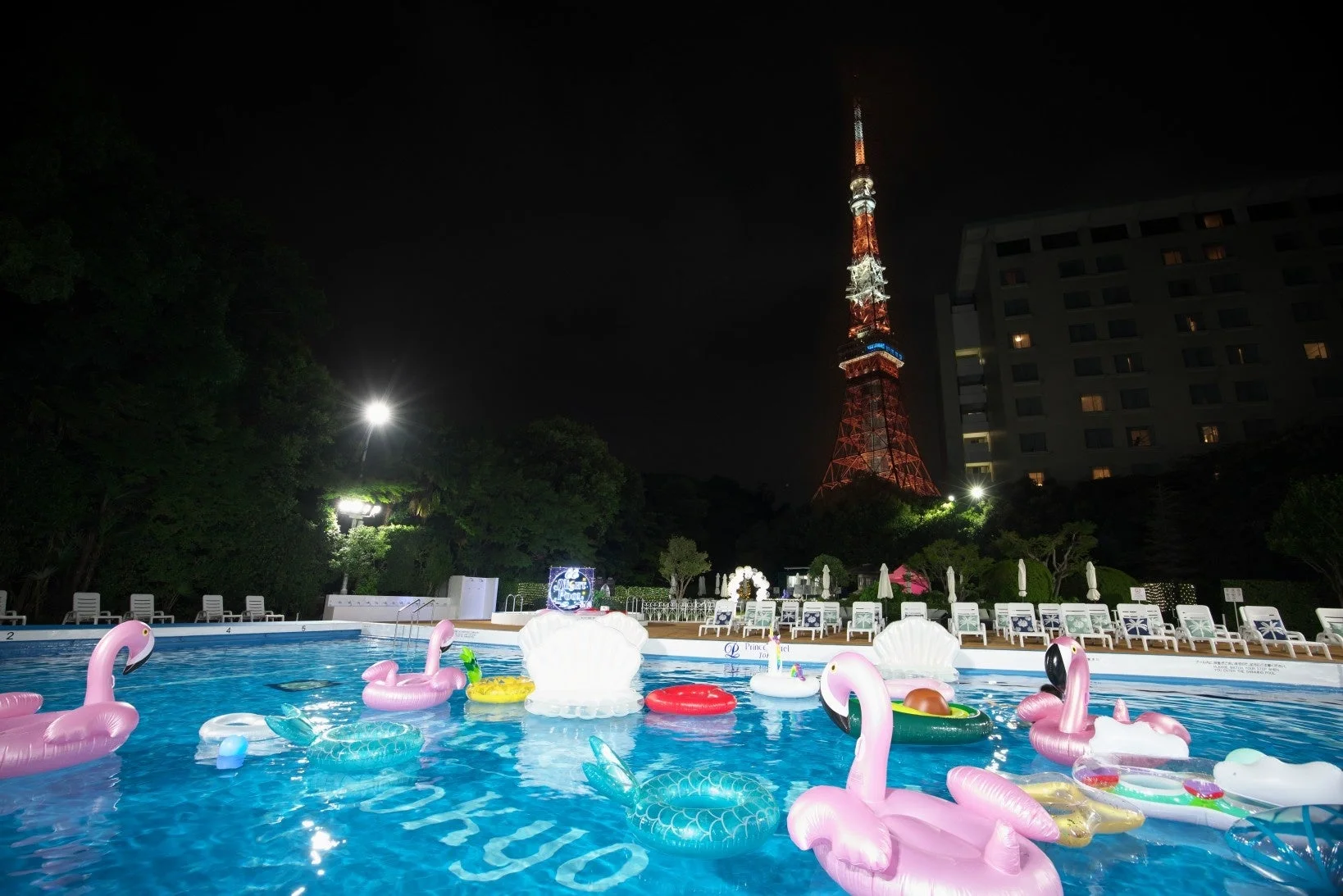 東京タワーとナイトプールの夜景
