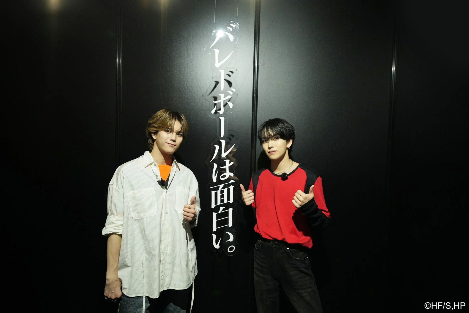 囲み取材に応じるMAZZELの二人