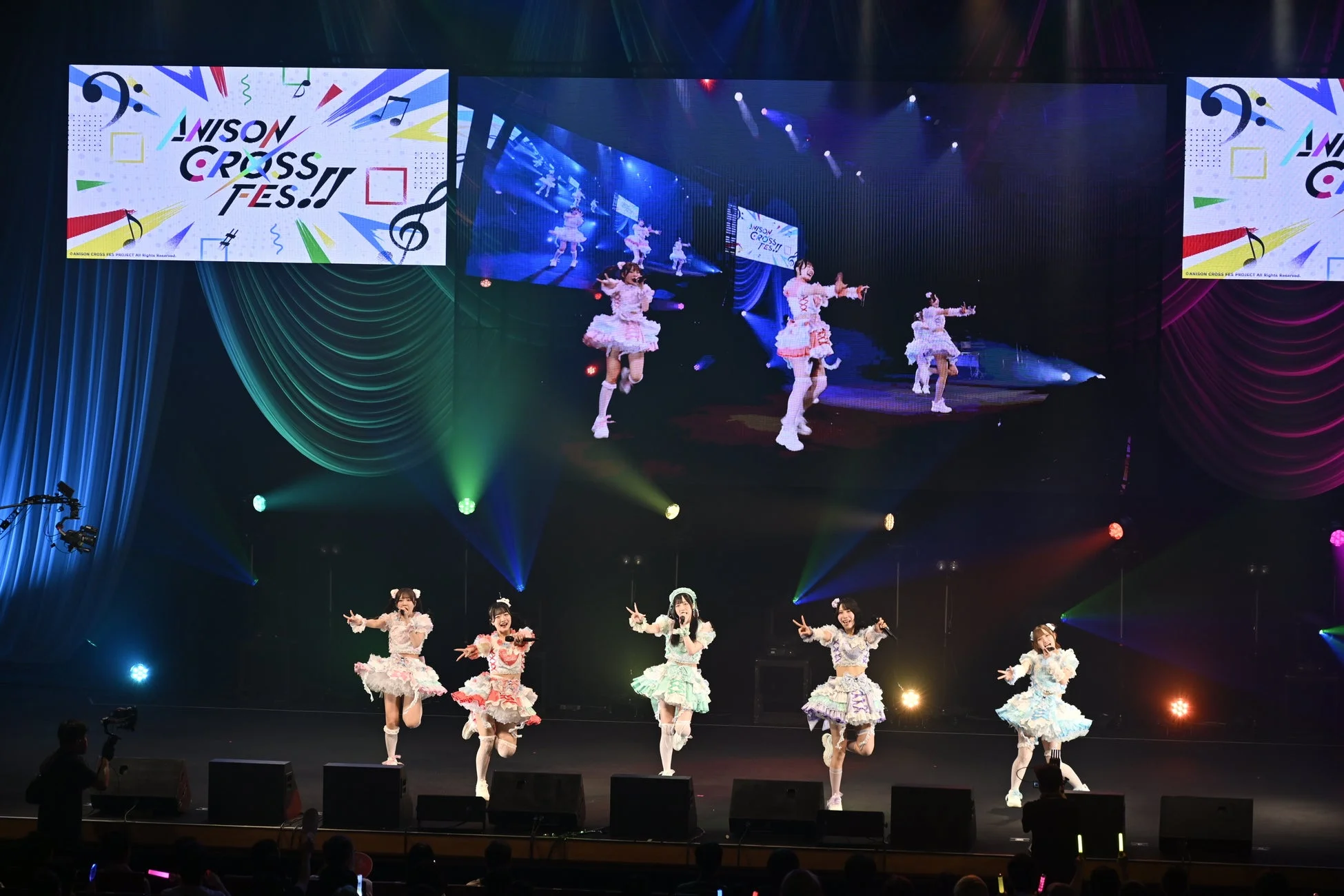 女性アイドルグループのライブパフォーマンス