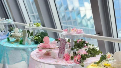 梅田スカイビル空中庭園展望台で「ぬい天宮～Summer～」開催中！推しカラーで楽しむ夏限定フォトスポット＆開運絵馬で推し活を盛り上げよう！
