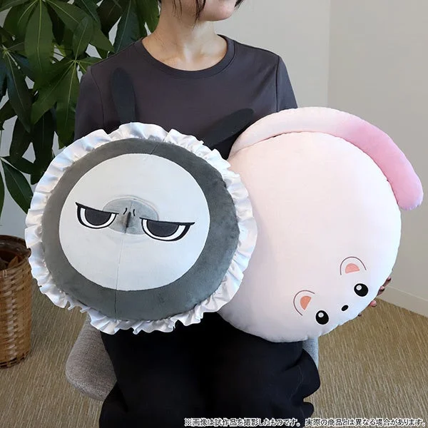 クッションを抱える様子