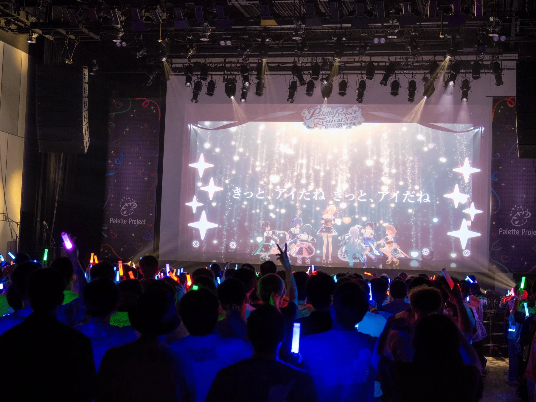 ライブ、コンサート、VTuber、バーチャルアイドル、観客、ペンライト、ステージ、音楽、フェスティバル、アニメ、パフォーマンス