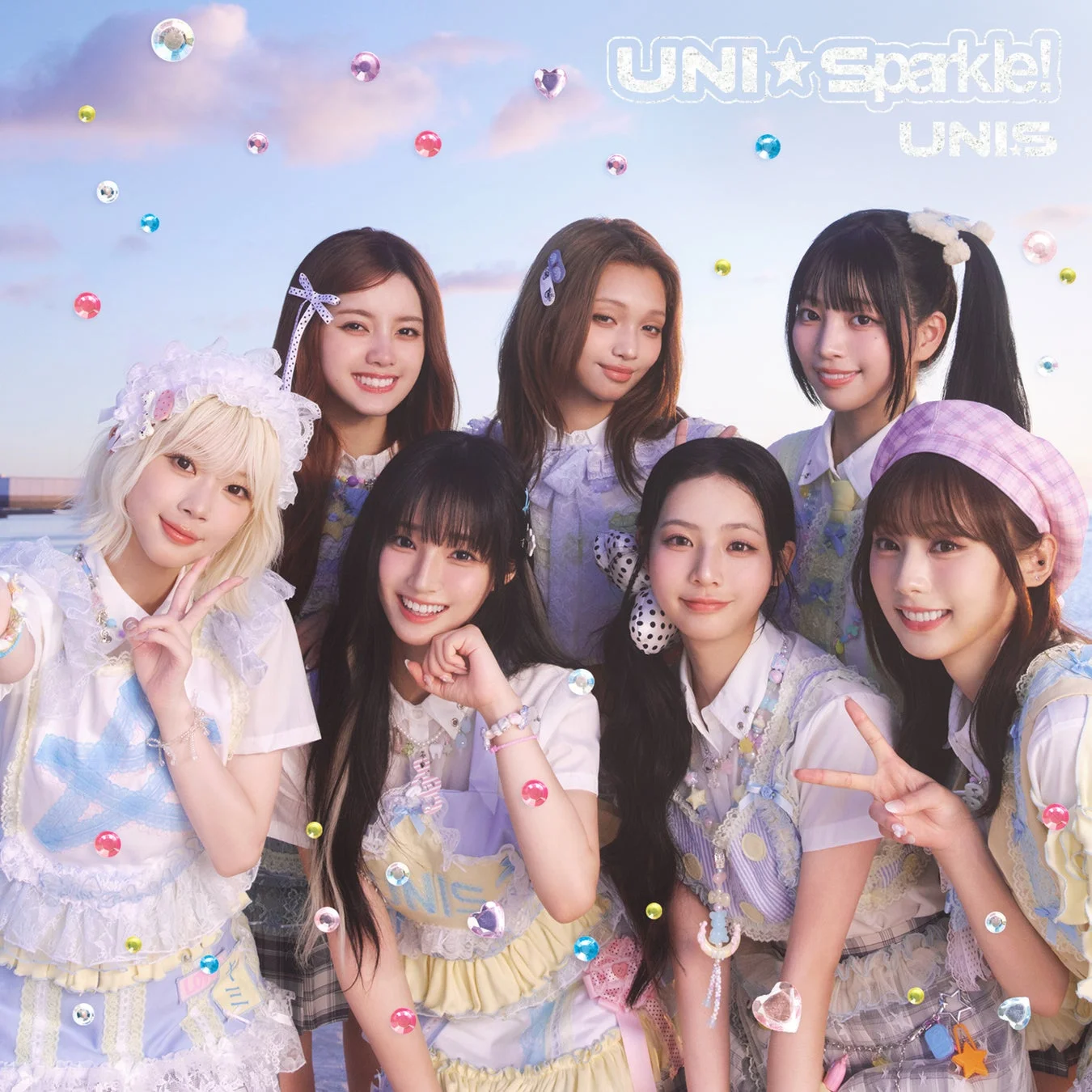 UNISアルバムカバー、パステルカラー衣装