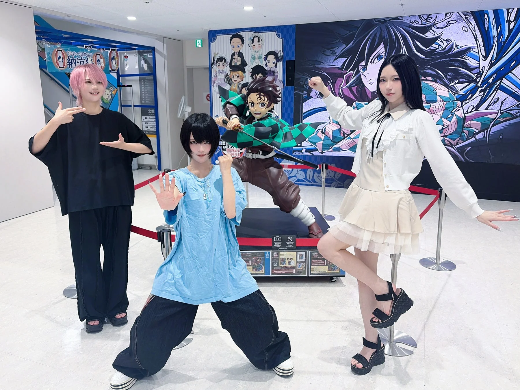 アニメイト池袋本店を訪れたAVAMメンバー