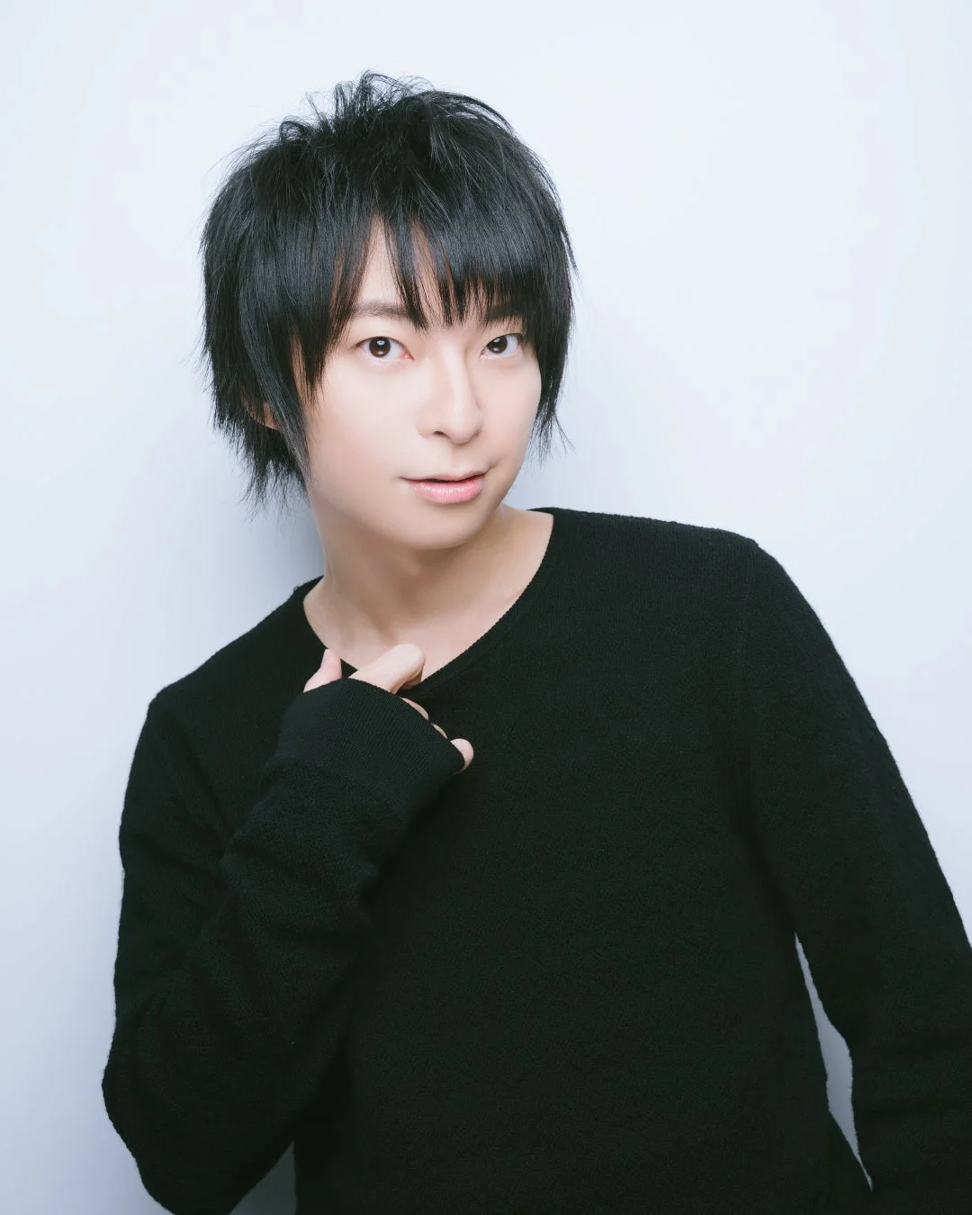 男性,若者,黒髪,黒い服,セーター,ポートレート,スタジオ撮影,アジア人,微笑み,カジュアル,上半身