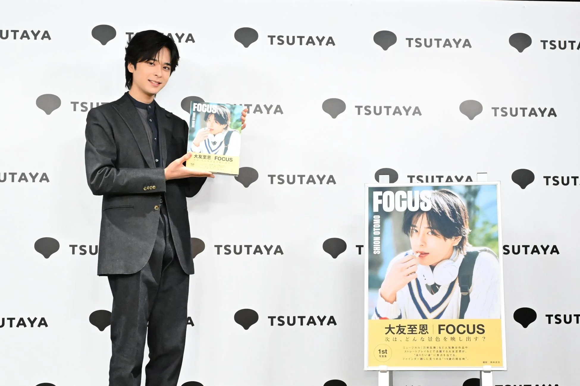 写真集を手にファンへメッセージを送る大友至恩さん