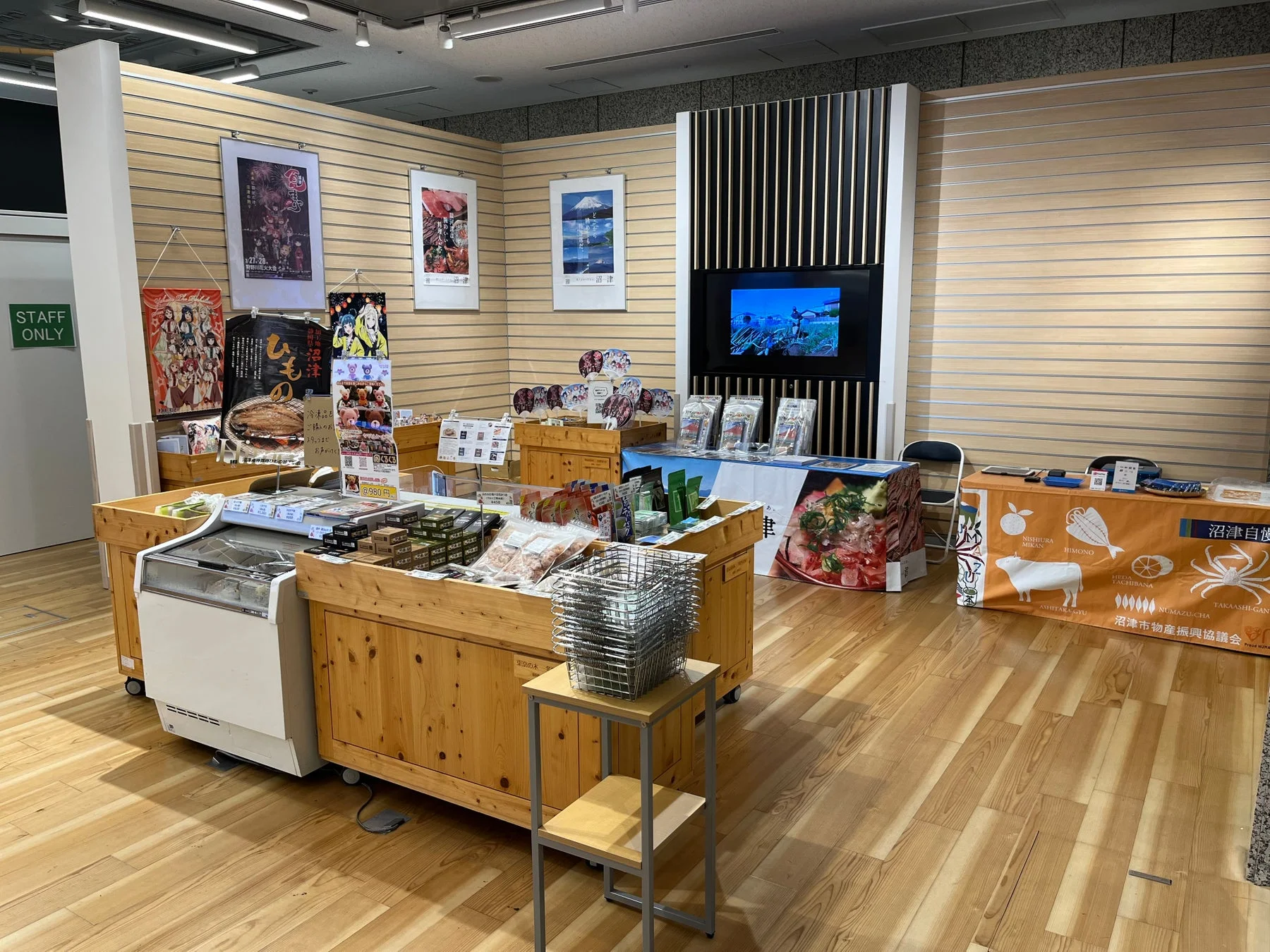 沼津の特産品が並ぶ物産展の様子