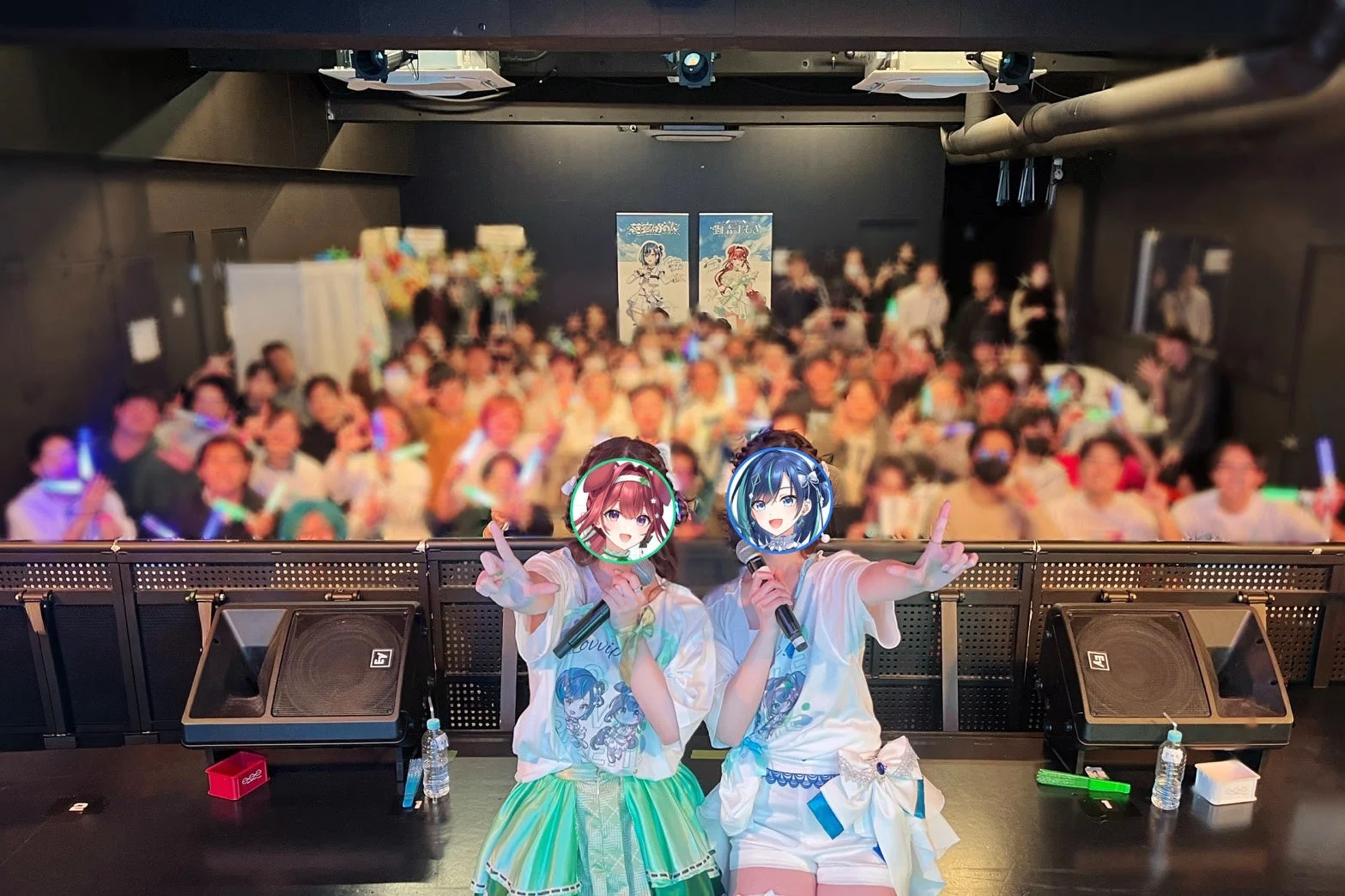 ライブ中の観客とパフォーマー