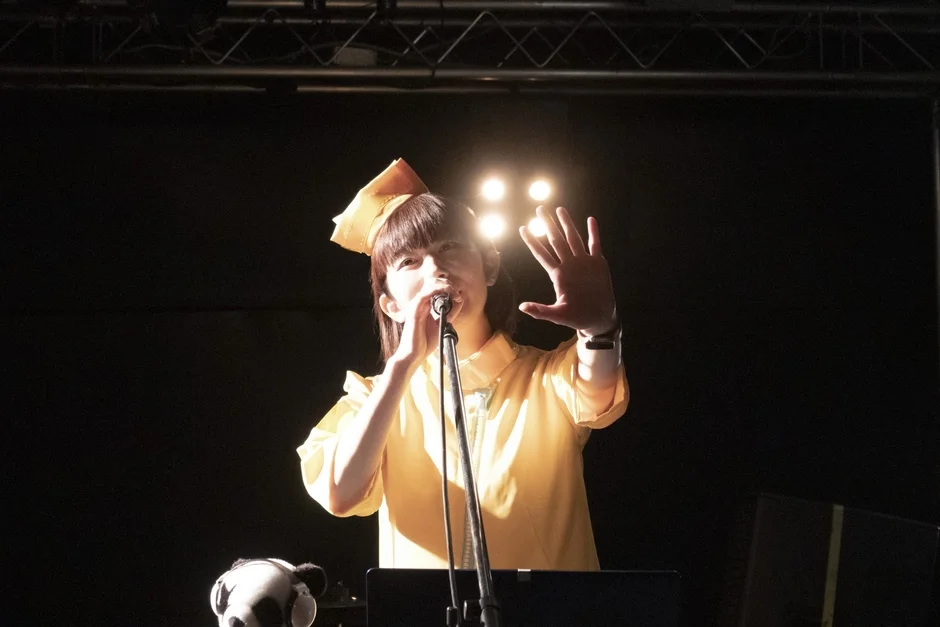 ライブパフォーマンス中のぽらぽら。