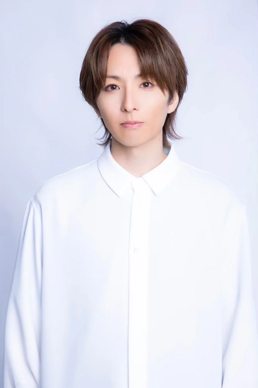 白いシャツを着た茶髪の男性のポートレート写真