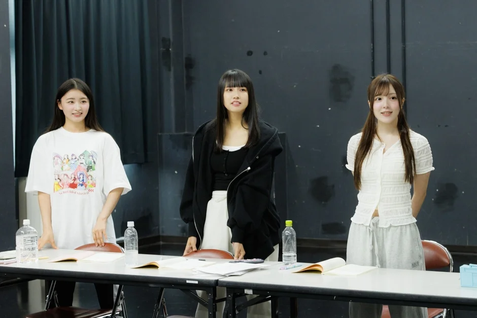 テーブルで打ち合わせ中の女性たち