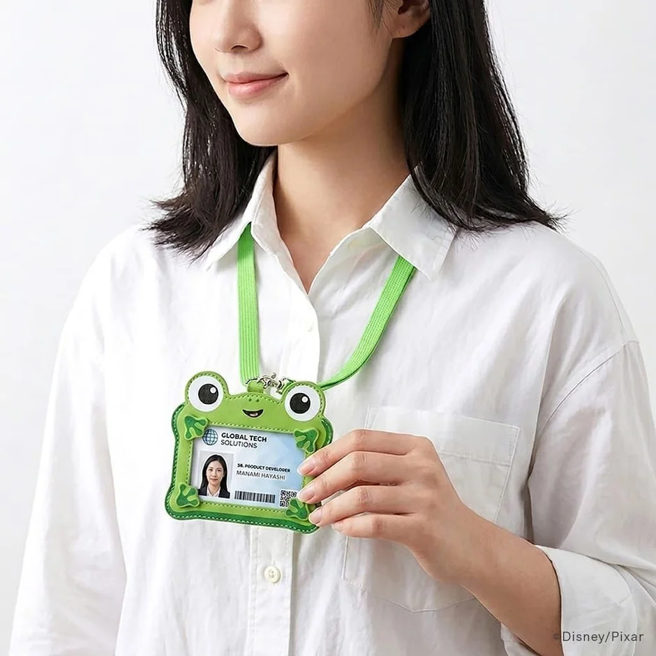女性がカエル型IDカードホルダーを使用している様子