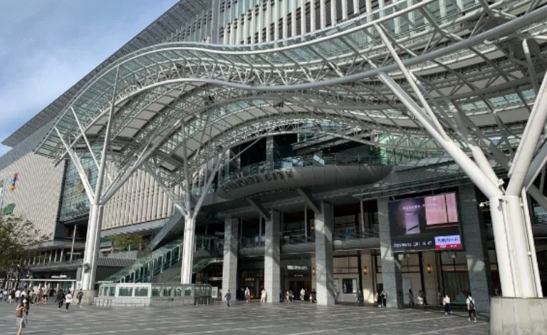 博多駅の駅ビルと広場