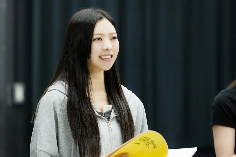 スクールアイドルミュージカルのファイルを持つ女性