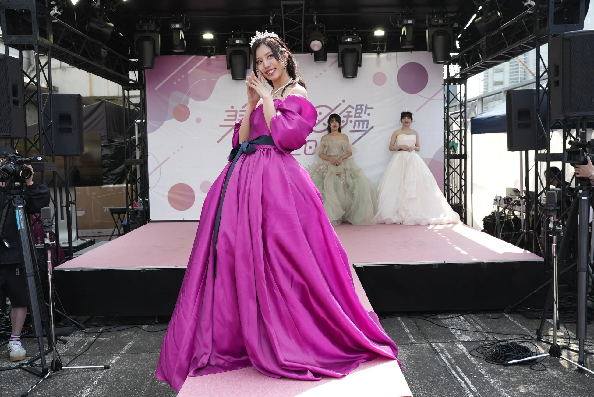 マゼンタドレスの女性