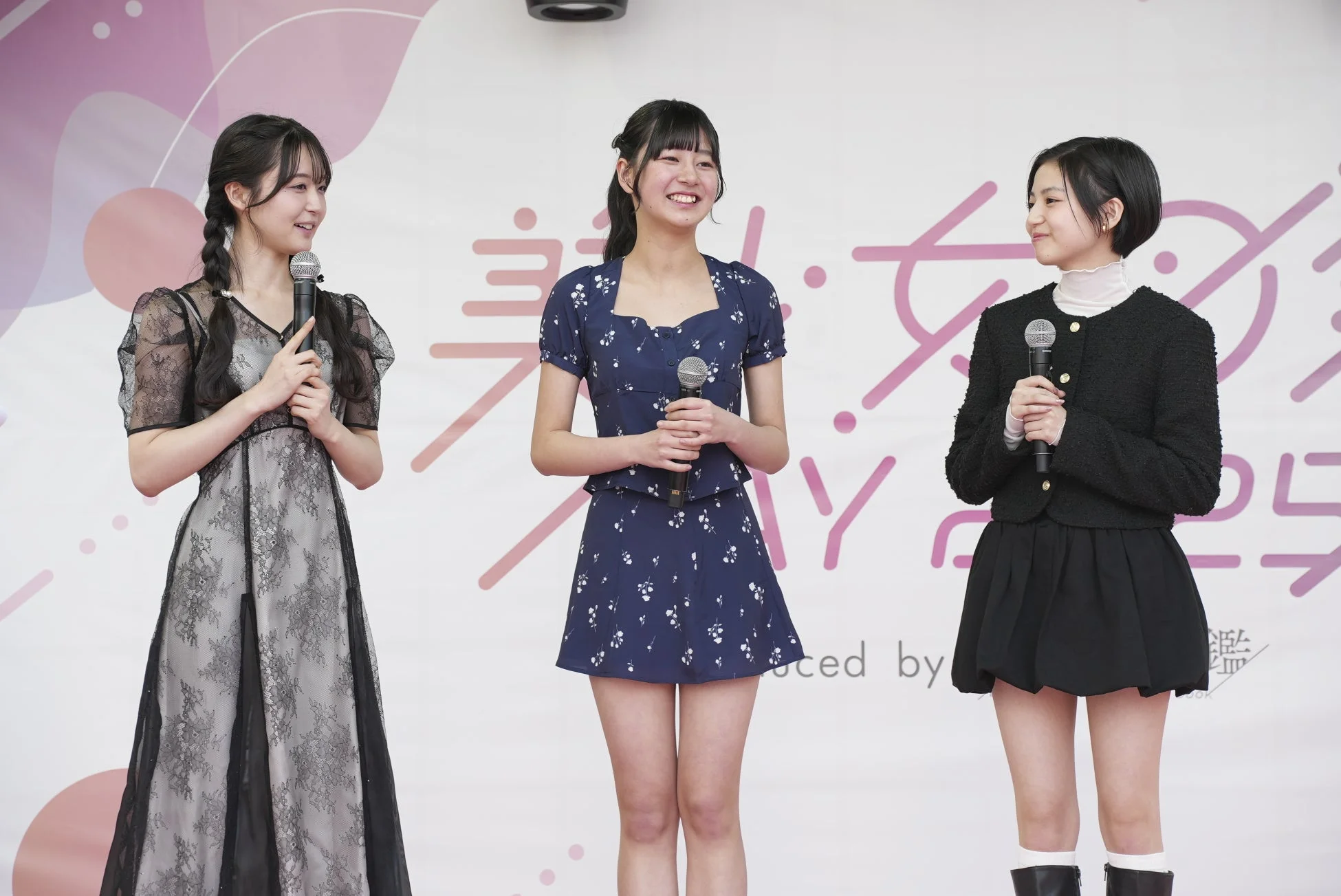 ステージ上の若い女性たち