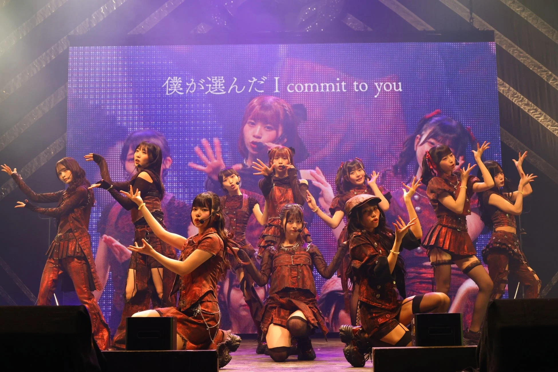 新曲「Commitment」を披露するメンバー