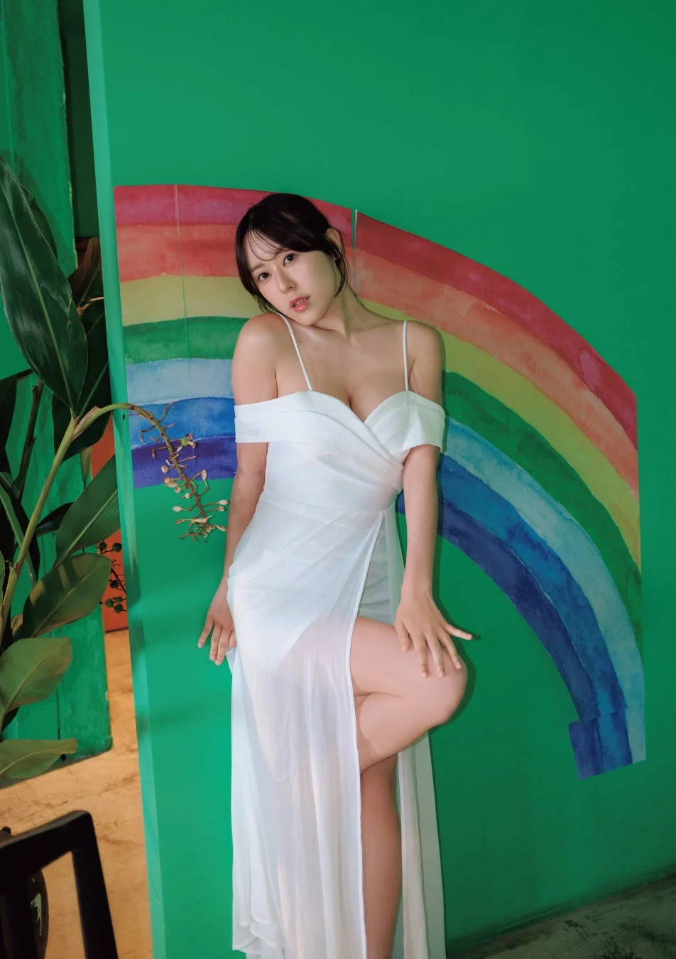 白いオフショルダードレスを着用した音羽美奈さん