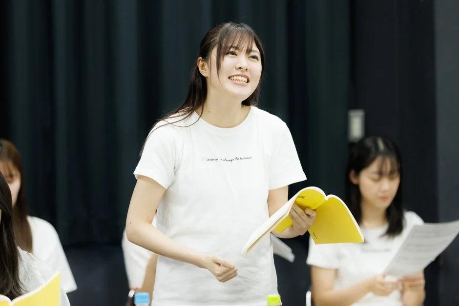 笑顔で話す若い女性