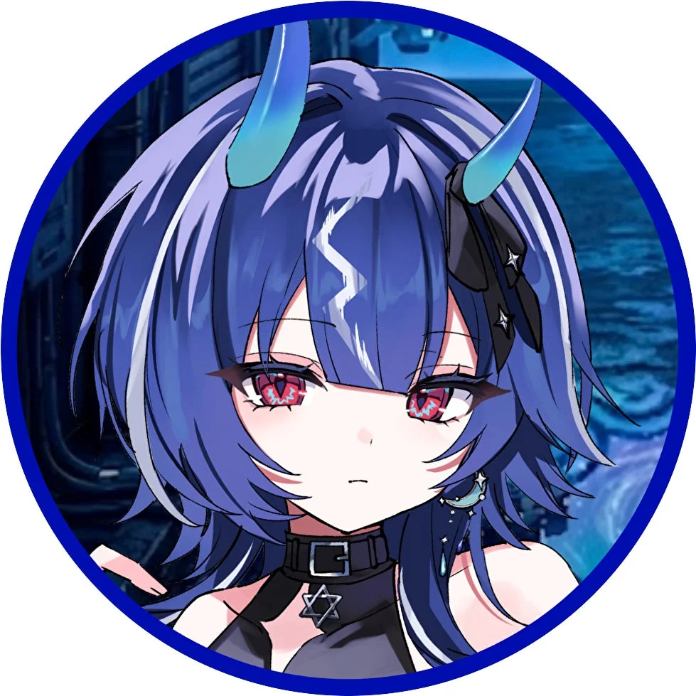 青みがかった紫色の髪と赤い瞳を持つ角が生えたアニメ風の女性キャラクター