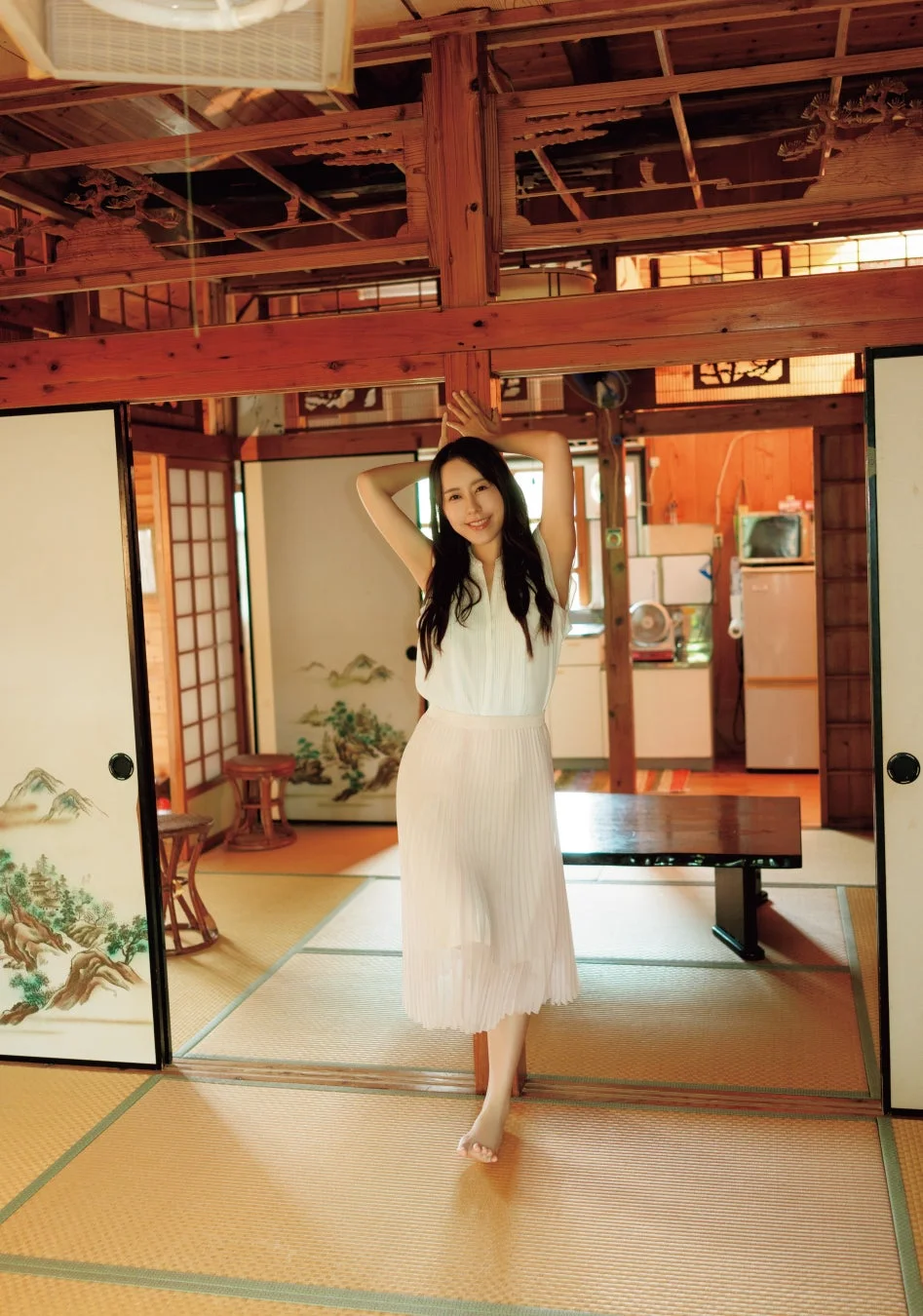 和室で笑顔を見せる音羽美奈さん