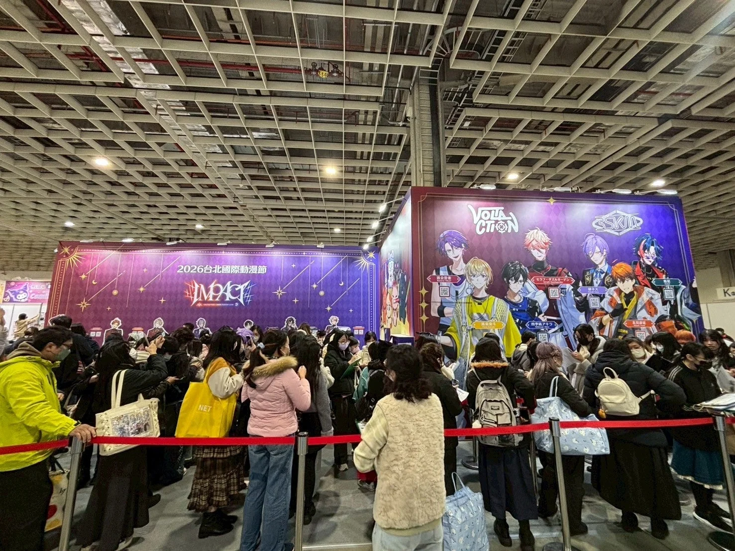 2026台北國際動漫節の会場風景。人気VTuberユニット「VOLTACTION」などの大型展示ブースに多くの来場者が集まり、熱気あふれるイベントの様子がうかがえる。