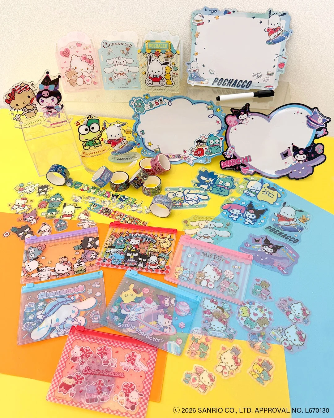 サンリオの人気キャラクター(ハローキティ、クロミ、シナモロール、ポチャッコなど)がデザインされた、カラフルな文房具や雑貨のコレクション