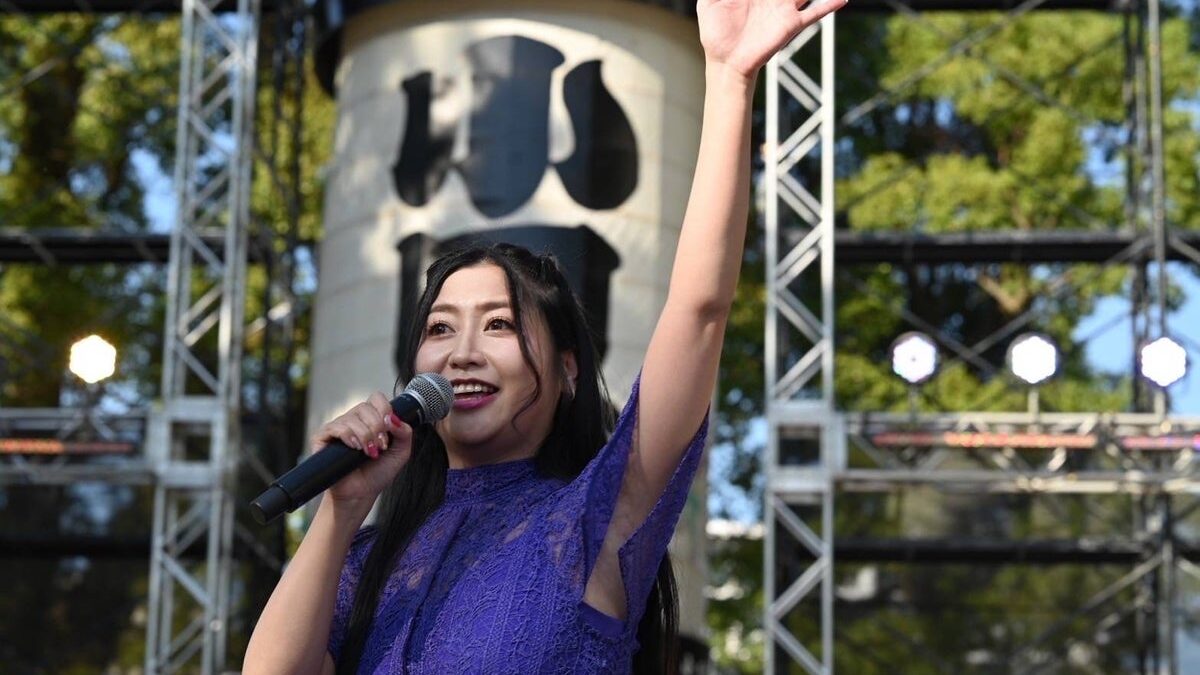 小田原の歌姫・門松みゆき、故郷に凱旋！地元の象徴「小田原提灯」に彩られた特別ステージで熱唱ダイナシティ小田原で新曲発売記念ミニライブを開催ファンへ感謝の歌声を届ける