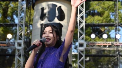 小田原の歌姫・門松みゆき、故郷に凱旋！地元の象徴「小田原提灯」に彩られた特別ステージで熱唱ダイナシティ小田原で新曲発売記念ミニライブを開催ファンへ感謝の歌声を届ける