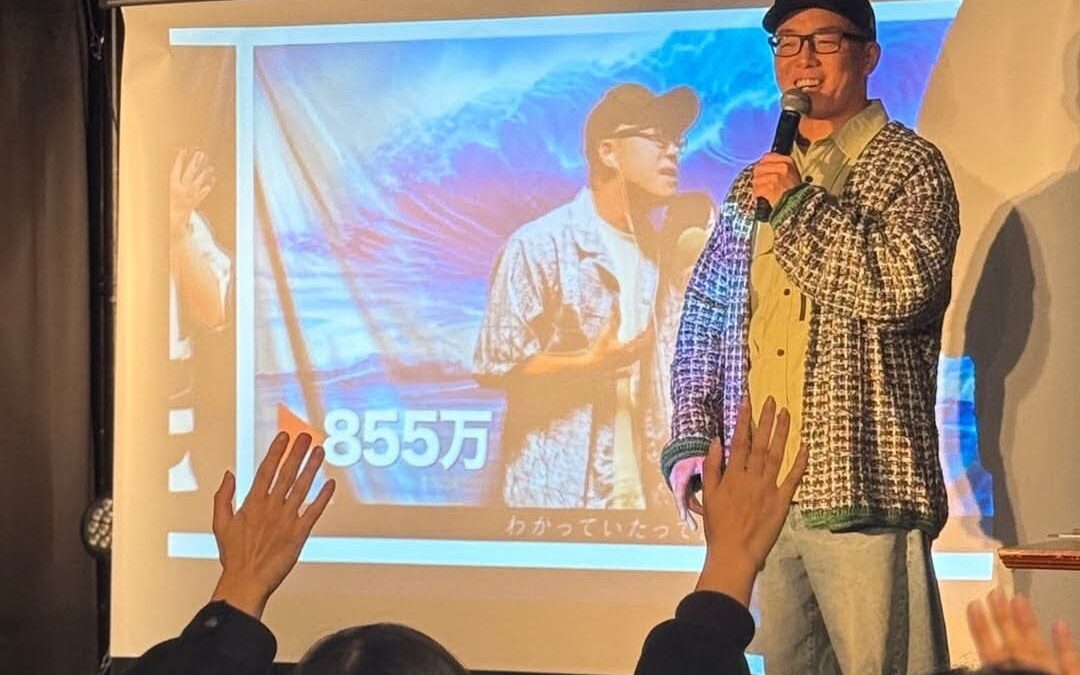 アーティスト・ずま（虹色侍）さんが来校トーク＆ライブ形式の「SHOW!音楽エンタテイメントゼミ」を開催～SNSで音楽を届ける工夫を学び、即興ソングを間近で体感～