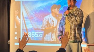 アーティスト・ずま（虹色侍）さんが来校トーク＆ライブ形式の「SHOW!音楽エンタテイメントゼミ」を開催～SNSで音楽を届ける工夫を学び、即興ソングを間近で体感～